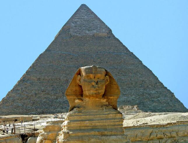 गिझाचं भव्य पिरॅमिड (The Great Pyramid of Giza) जगातील सात आश्चर्यांपैकी एक आहे. हे पिरॅमिड 4500 वर्षांपूर्वी इजिप्तच्या राजाने तयार केलं होतं. हे पिरॅमिड मुळात एक कबर आहे. इजिप्तच्या चौथ्या घराण्याची ही कबर आहे.