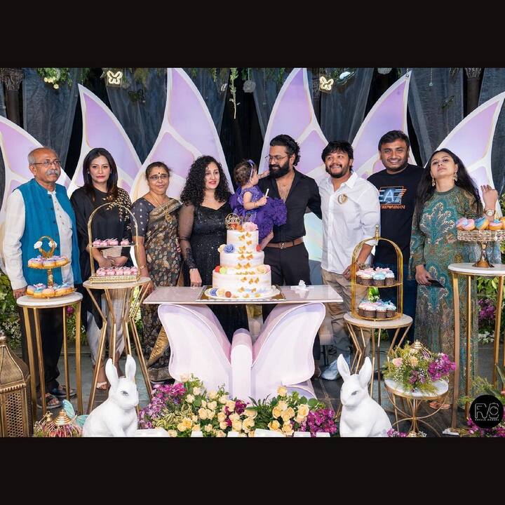 ఈ ఫోటోస్ రిషభ్ శెట్టి భార్య ప్రగతి శెట్టి సోషల్ మీడియాలో షేర్ చేశారు. Image Credit: Pragathi Shetty/ Instagram