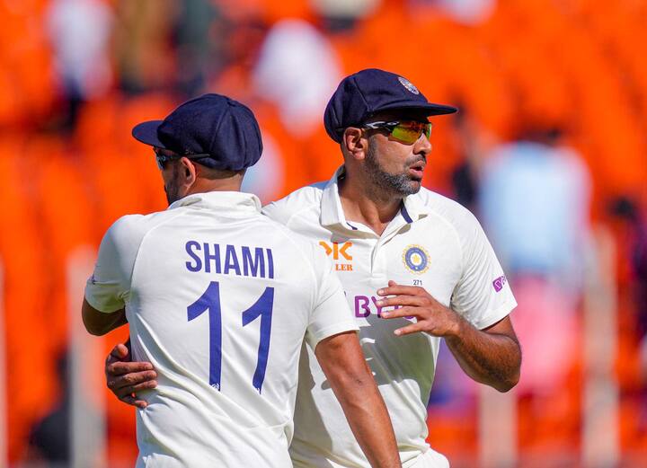 মোট ২৬ বার এই কীর্তি গড়েছেন তিনি। কুম্বলে যেখানে ভারতের মাটিতে ২৫ বার ইনিংসে ৫ উইকেট নিয়েছেন।