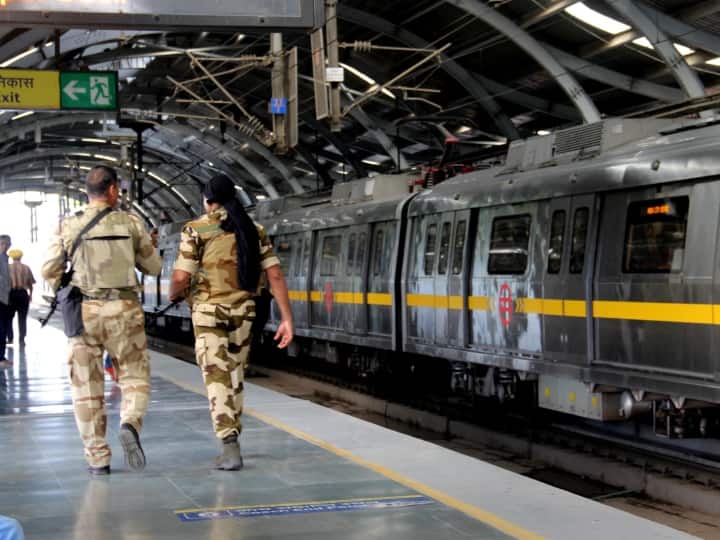 देश के गृहमंत्री अमित शाह ने ट्वीट कर कहा, सीआईएसएफ के कर्मियों को स्थापना दिवस की हार्दिक शुभकामनाएं. वे भारत के महत्वपूर्ण बुनियादी ढांचे और सार्वजनिक स्थानों को सुरक्षित करने में बहुत ही स्वाभाविक पार्टनर्स हैं. मैं राष्ट्र की सुरक्षा के प्रति उनकी अटूट प्रतिबद्धता को सलाम करता हूं.