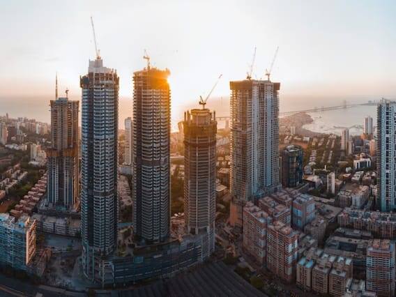 રિયલ એસ્ટેટમાં રોકાણ કરવા માટે લીધેલી હોમ લોનની ચુકવણી પર કર મુક્તિ ઉપલબ્ધ છે. આવકવેરાની કલમ 80C હેઠળ છૂટ મળી શકે છે. (PC - Freepik.com)