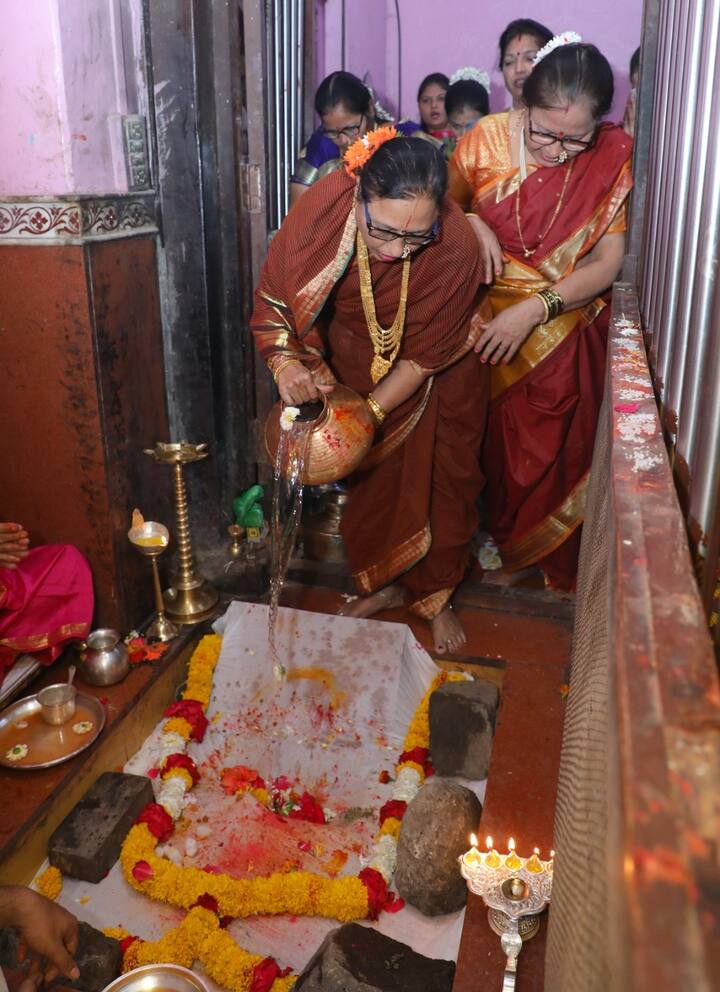 त्यामुळे रांजण भरण्यासाठी भाविकांची गर्दी पाहायला मिळत आहे.