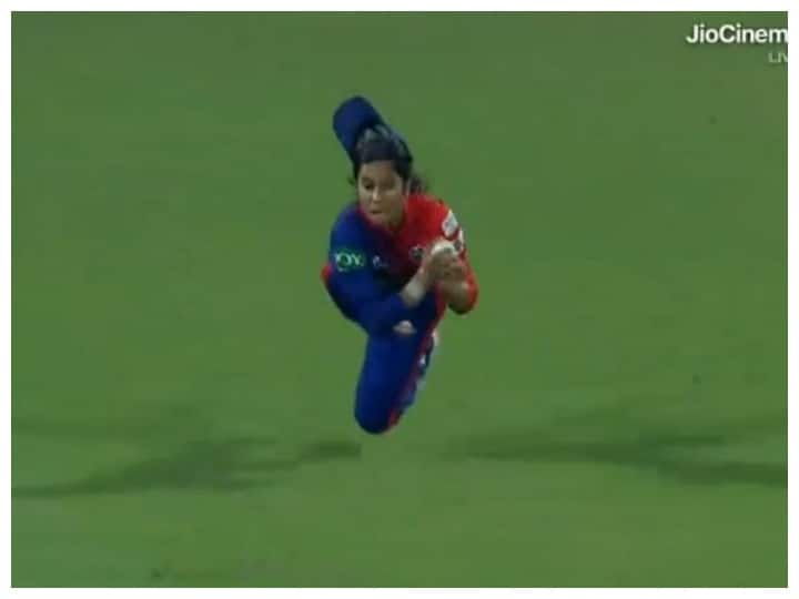 WPL 2023 Jemimah Rodrigues stunned everyone with her fantastic catch of Hayley Matthews WPL 2023: मुंबई के खिलाफ दिल्ली की जेमिमा ने लिया शानदार कैच, सोशल मीडिया पर तेजी से वायरल हो रहा वीडियो