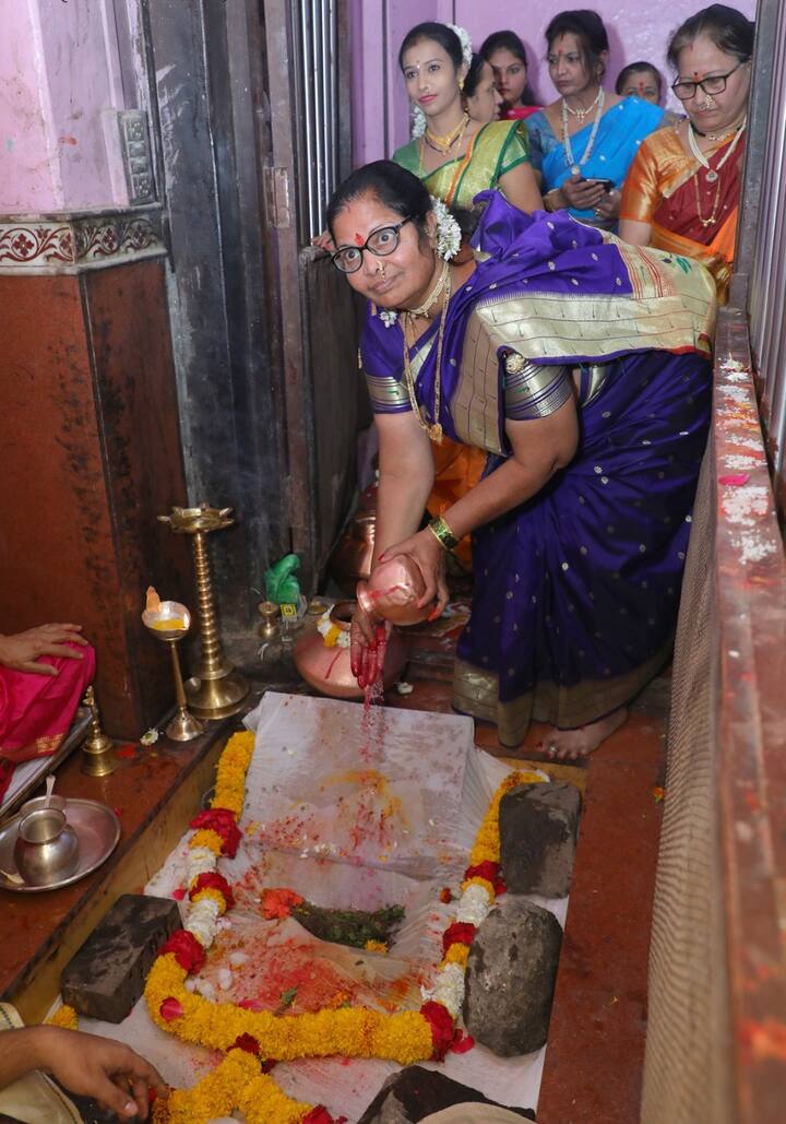 तुकाराम बीजेच्या मुहूर्तावर नाथवंशज हभप रावसाहेब महाराज गोसावी यांच्या हस्ते पवित्र रांजणाची विधिवत पूजा संपन्न झाल्यानंतर गुरुवारी भाविकांनी रांजण भरण्यास प्रारंभ केला.