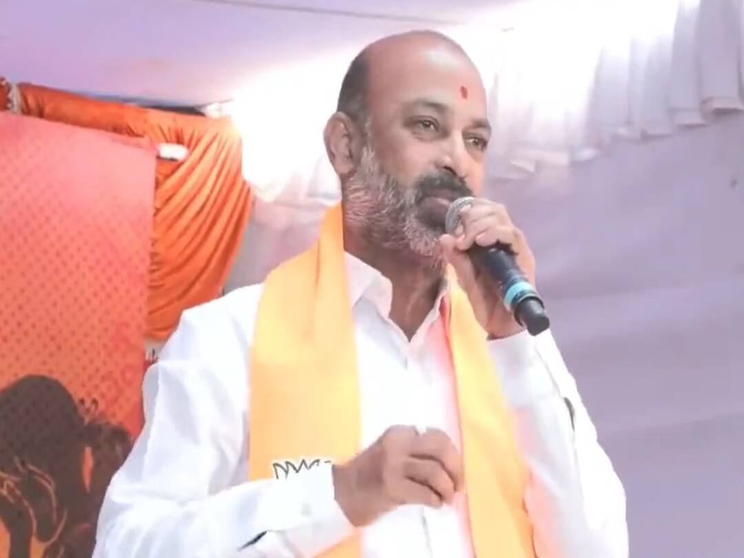 Bandi sanjay : నిరుద్యోగులతో 3 మిలియన్ మార్చ్ - ప్రభుత్వంపై సమరం ప్రకటించిన బండి సంజయ్ ! Bandi Sanjay announced that we will organize a march with 30 lakh unemployed people on TSPSC charges. Bandi sanjay : నిరుద్యోగులతో 3 మిలియన్ మార్చ్ - ప్రభుత్వంపై సమరం ప్రకటించిన బండి సంజయ్ !