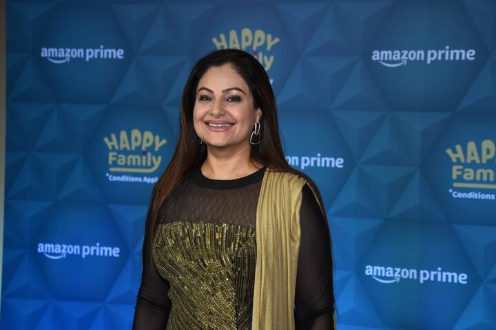 The Dholakias, a mixed family of four generations residing together in Mumbai, are the subject of the lighthearted family comedy.