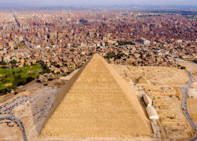 हा कॉरिडॉर नऊ मीटर लांब आणि दोन मीटर रुंद आहे. हा कॉरिडॉर पिरॅमिडच्या मुख्य गेटच्या वरच्या भागात सापडला आहे. पुरातत्वशास्त्रज्ञ जाही हवास आणि पर्यटन मंत्री अहमद इसा यांनी या कॉरिडॉरबाबत माहिती दिली आहे.