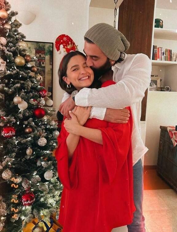 आलिया भट्ट और रणबीर कपूर पिछले साल बेटी राहा के पैरेंट्स बने थे. ये कपल अपनी लाड़ली के साथ एक पांच मंजिला  लग्जरी बंगले में रहते हैं.