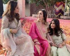 जब अंबानी फैमिली ने लाखों के कपड़े पहने बेपरवाह होकर खेली होली, देखें मस्ती में डूबी नीता-ईशा की तस्वीरें