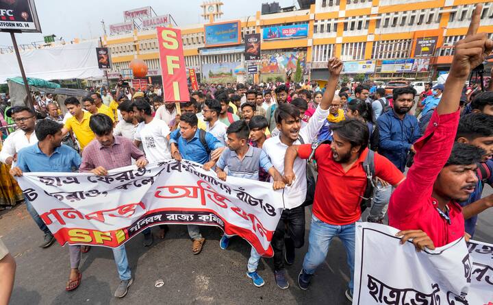 মুরলীধর সেন লেন পেরিয়ে যাওয়ার পরে সৃজন ভট্টাচার্যদের গ্রেফতারির খবর পৌঁছয়।এরপর সেখানেই মিছিল থামিয়ে দেন প্রতীক উর রহমানরা।