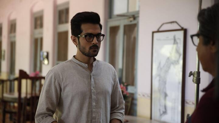 Grand-Beta aka Sanjaoy Dholakia: Raunaq Kamdar aka Sanjaoy Dholakia (do not miss that O in the name!), is a modern dad. Even though he has been born and brought up in a joint family, he wishes to live with his wife and son separately. In fact, he has been harbouring this dream for quite some time. While Sanjay, we mean, Sanjaoy (with an o) is a simple man with just one dream, he is also a man with secrets. Tune in to know more.