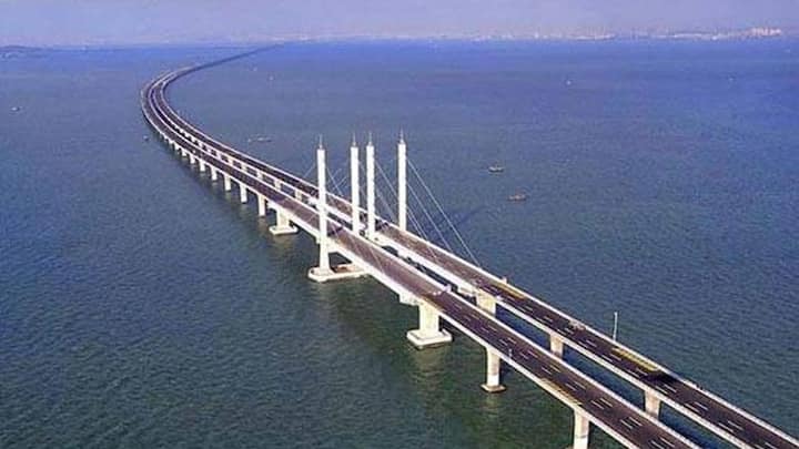 भूपेन हजारिका सेतु (Bhupen Hazarika Setu) भारत का सबसे लंबा पुल है. इस पुल की लंबाई 9.15 किलोमीटर और चौड़ाई 12.9 मीटर है. इस सड़क पुल को ढोला-सादिया पुल (Dhola Sadiya Bridge) के नाम से भी जाना जाता है. यह पुल असम राज्य के तिनसुकिया जिले में लोहित नदी पर बना हुआ है, जो असम और अरुणाचल प्रदेश को एक दूसरे से जोड़ने का काम करता है. इस पुल की आधारशिला 2003 में अरुणाचल प्रदेश के तत्कालीन मुख्यमंत्री मुकुट मीठी ने रखी थी. 14 साल में बनकर तैयार हुए इस पुल का उद्घाटन 26 मई 2017 को पीएम नरेंद्र मोदी ने किया.