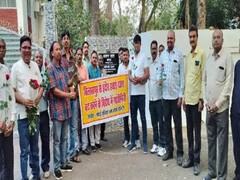 छत्तीसगढ़: एलायंस एयर ने बिलासपुर से इंदौर की फ्लाइट बंद की, नेता के घर गुलाब का फूल लेकर पहुंचे प्रदर्शनकारी