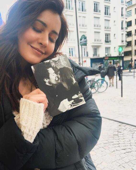 Raashii Khanna Paris Trip Photos : పారిస్‌లో కాఫీ తాగుతూ చిల్ అవుతున్న రాశీ ఖన్నా