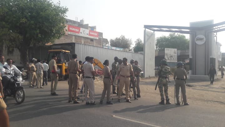 घटनास्थळी तणावाची परिस्थिती निर्माण झाल्यास तेथे पोलिसांची एक तुकडी देखील तैनात करण्यात आली आहे.