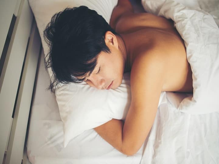sleeping naked benefits Sleeping without clothes is beneficial for the body Sleeping Naked Benefits: जानिए क्यों दी जाती है बिना कपड़ों के सोने की सलाह, होते हैं ये फायदे
