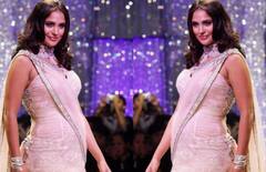 प्रेग्नेंसी में हसीनाओं पर छाया ग्लैमर, ऊंची-ऊंची हील्स पहने मटकते हुए किया रैंप वॉक और दिखाया बड़ा सा बेबी बंप