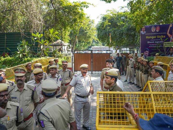 Police personnel guard at the residence of Telangana Chief Minister and BRS chief K Chandrashekar Rao, in New Delhi, Saturday, March 11, 2023. (Source: PTI)