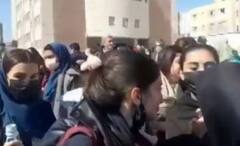 Iran Protests: বেছে বেছে ছাত্রীদের উপর রাসায়নিক হামলা! রহস্যজনক ভাবে ইরানে অসুস্থ ১ হাজার মেয়ে