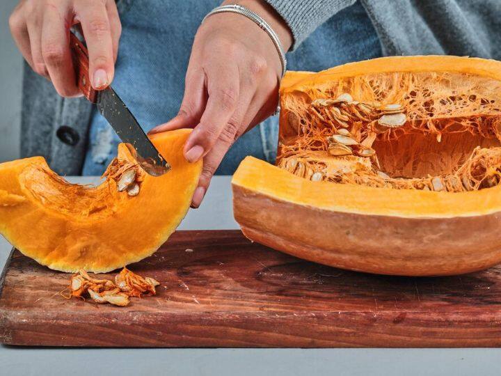 Pumpkin Seeds Have Many Health Benefits Know Why You Should Eat This Pumpkin Seed: कद्दू के बीजों को फेंकने की कभी ना करें गलती, इसको खाने से मिलेंगे ये 5 करिश्माई फायदे