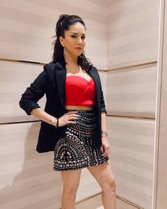 Sunny Leone Look: सनी लियोन का बिंदास लुक, पार्टी में कैरी करने के लिए हैं एकदम परफेक्ट