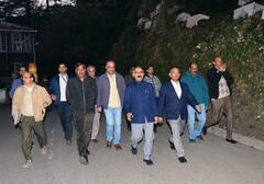 VVIP प्रोटोकॉल छोड़ आवास से सचिवालय के लिए पैदल ही निकल पड़े CM सुक्खू, फोटो वायरल