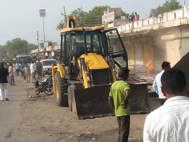 यावेळी जेसीबीच्या मदतीने रस्त्यावरील अतिक्रमण काढले जात आहे.