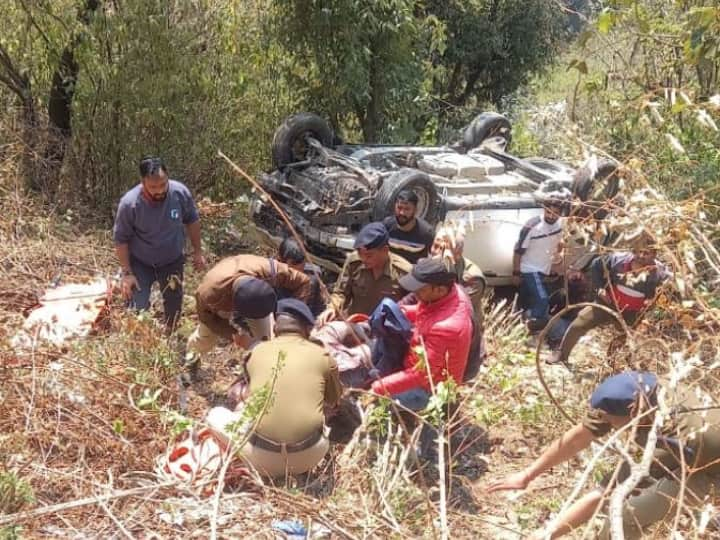 उत्तराखंड के मसूरी में एक कार दुर्घटनाग्रस्त होकर खाई में जा गिरी. सूचना मिलने पर मौके पर पहुंचे आईटीबीपी के जवानों के बचाव कार्य चलाया.