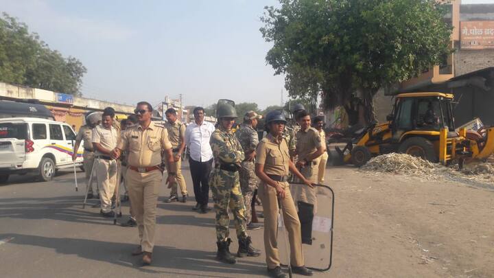 यावेळी पोलिसांचा मोठा बंदोबस्त तैनात करण्यात आला आहे.