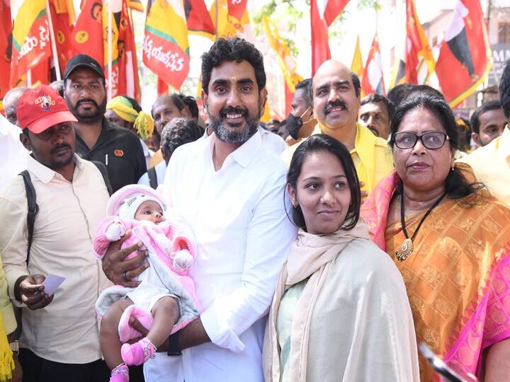 Yuva Galam Padayatra: రాయలసీమ జిల్లా తంబళ్లపల్లి నియోజకవర్గంలో నారా లోకేష్ పాదయాత్ర విజయవంతంగా సాగుతోంది. ప్రజలంతా పెద్ద ఎత్తున తరలి వచ్చి ఆయనకు ఘన స్వాగతం పలుకుతున్నారు. సమస్యలను చెప్పుకుంటున్నారు.