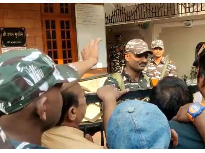 यावेळी कार्यकर्ते आणि समर्थकांनी थेट प्रवेशद्वारावजवळ येऊन निषेध केला.