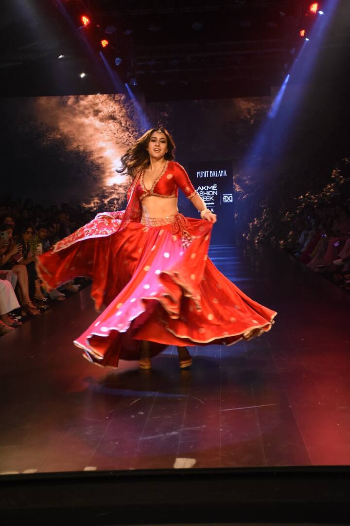 सारा अली खान को इन तस्वीरों में डबल शेडेड डिजाइनर लहंगा पहने हुए देखा जा सकता है.