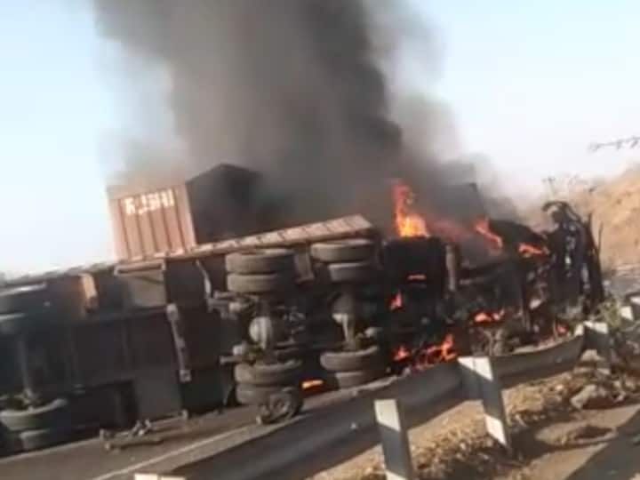 Road Accident: गणेश घाट पर भीषण सड़क हादसा, तीन कंटेनर आपस में भिड़े, ड्राइवर-क्लीनर की जलकर मौत Indore Road Accident Three containers collided with each other at Ganesh Ghat cleaner driver died in fire ann Road Accident: गणेश घाट पर भीषण सड़क हादसा, तीन कंटेनर आपस में भिड़े, ड्राइवर-क्लीनर की जलकर मौत