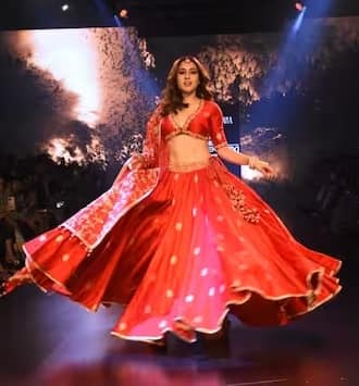 ઓપન વેવી હેરસ્ટાઈલ સાથે સારા અલી ખાનનો આ મિનિમલ લુક તહેવારોની સીઝનમાં એક નવો ટ્રેન્ડ શરૂ કરી રહ્યો હોય તેવું લાગે છે.