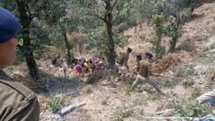 खाई में जा गिरी कार! मसूरी में ITBP के जवानों ने 7 लोगों को निकाला, देखें Pics