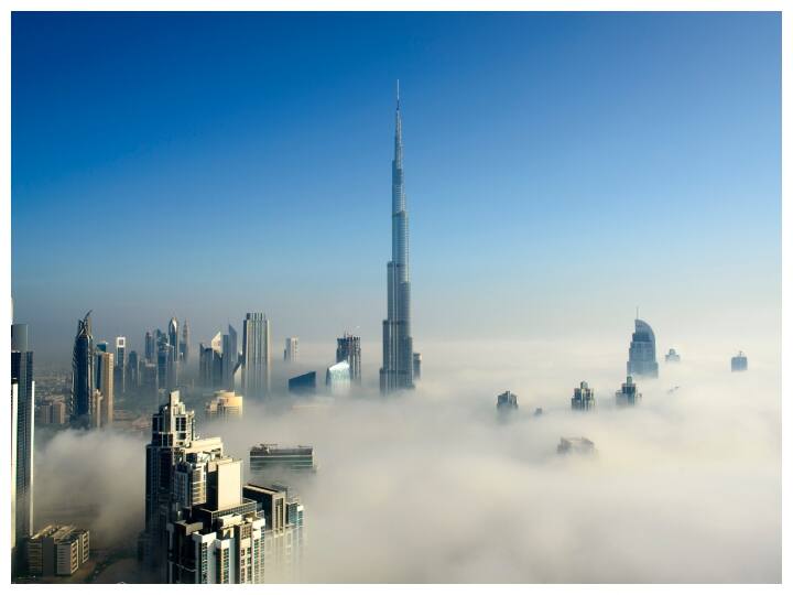 अगर आप दुबई गए हैं तो अलग बात है, लेकिन अगर आप दुबई नहीं गए हैं तो आज हम आपको फोटो के जरिए दिखाते है कि बुर्ज खलीफा अंदर से कैसा है? साथ ही आप नीचे की तस्वीरें में देखिए वहां से बाहर का व्यू कैसे है.