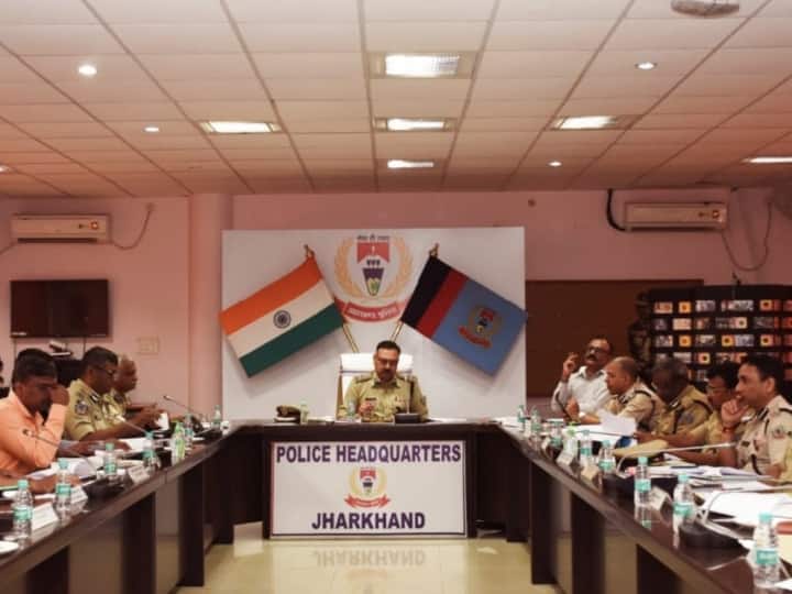 Jharkhand DGP ajay kumar singh review meeting with police officers in Ranchi strict with criminals ANN Jharkhand News: झारखंड में अब अपराधियों की खैर नहीं, समीक्षा बैठक में DGP ने दिये सख्ती के निर्देश