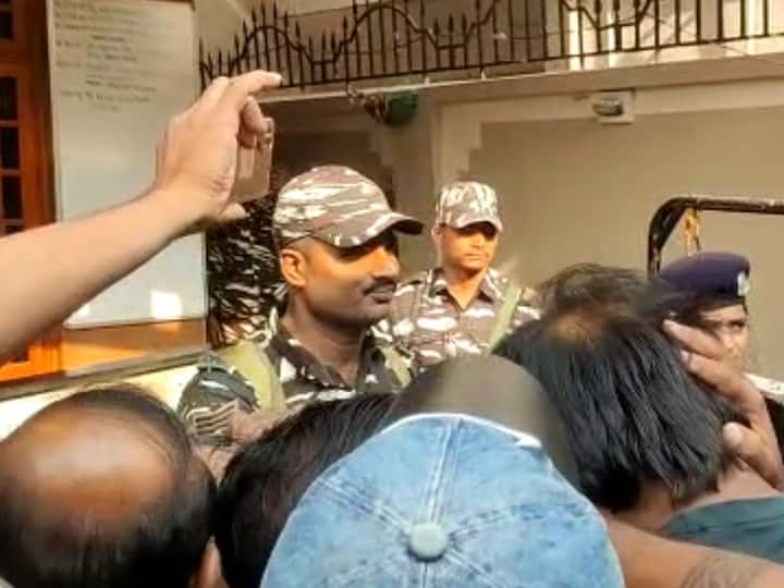 मुश्रीफ यांच्या समर्थनासाठी कागलसह कोल्हापूरहून कार्यकर्ते दाखल झाले आहेत.