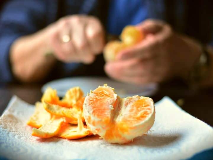 Orange Peel powder May Give You Many Health Benefits Know How Orange Peel: संतरे के छिलके में छिपे हैं कई औषधीय गुण, इन्हें खाने से एक-दो नहीं...मिलेंगे कई फायदे, जानें