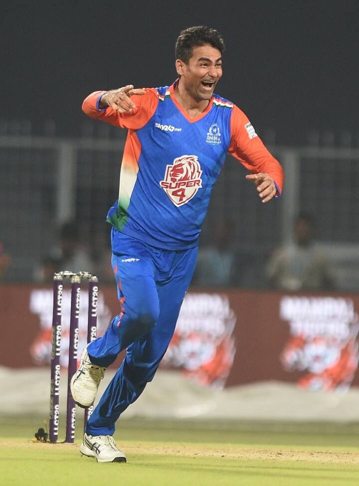 साल 2002 में खेली गई नेटवेस्ट ट्रॉफी के फाइनल मुकाबले भारतीय टीम को शानदार जीत दिलाने के बाद मोहम्मद कैफ ने अपनी एक बिल्कुल अलग पहचान बना ली थी. कैफ की गिनती वर्ल्ड क्रिकेट के सबसे शानदार फील्डरों में की जाती रही है. कैफ ने साल 2014 में कांग्रेस की टिकट पर फूलपुर से चुनाव तो लड़ा लेकिन उन्हें हार का सामना करना पड़ा और इसके बाद उन्होंने राजनीति से दूरी बना ली. (फोटो सोर्स – PTI)