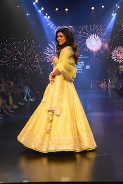 Sushmita Sen: হার্ট অ্যাটাকের ধাক্কা সামলে র‍্যাম্পে ফিরলেন সুস্মিতা সেন