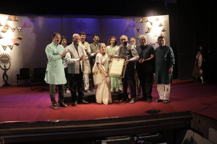 maharashtra Nashik News Janasthan Award of Kusumagraj Pratishthan to senior writer Asha Bage Nashik Jansthan Puraskar : 'विजयासाठी कधी नव्हतीच कविता माझी', आशा बगे यांना जनस्थान पुरस्कार प्रदान 