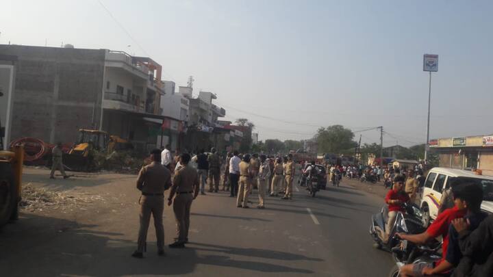 त्यामुळे अखेर सार्वजनिक बांधकाम विभागाने अतिक्रमण काढण्याबाबत अतिक्रमणधारकांना नोटीसा दिल्या होत्या.