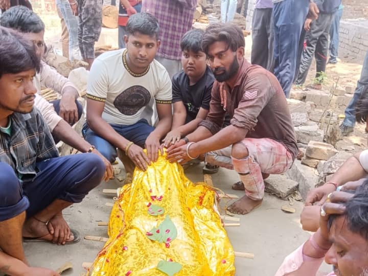 Sambhal Sons Put liquor drops Father Mouth During Last Rites as Last Wish ANN Sambhal News: पिता की मौत के बाद बेटों ने की अंतिम इच्छा पूरी, शराब पिलाकर दी विदाई, जानें- मामला