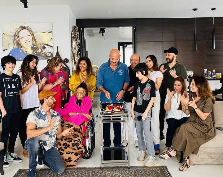 ऋतिक रोशन के घर का लिविंग रूम भी काफी बड़ा और शानदार है. एक्टर अक्सर यहां फैमिली के साथ सेलिब्रेशन करते नजर आते हैं.
