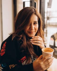 Raashii Khanna Paris Trip Photos : పారిస్‌లో కాఫీ తాగుతూ చిల్ అవుతున్న రాశీ ఖన్నా