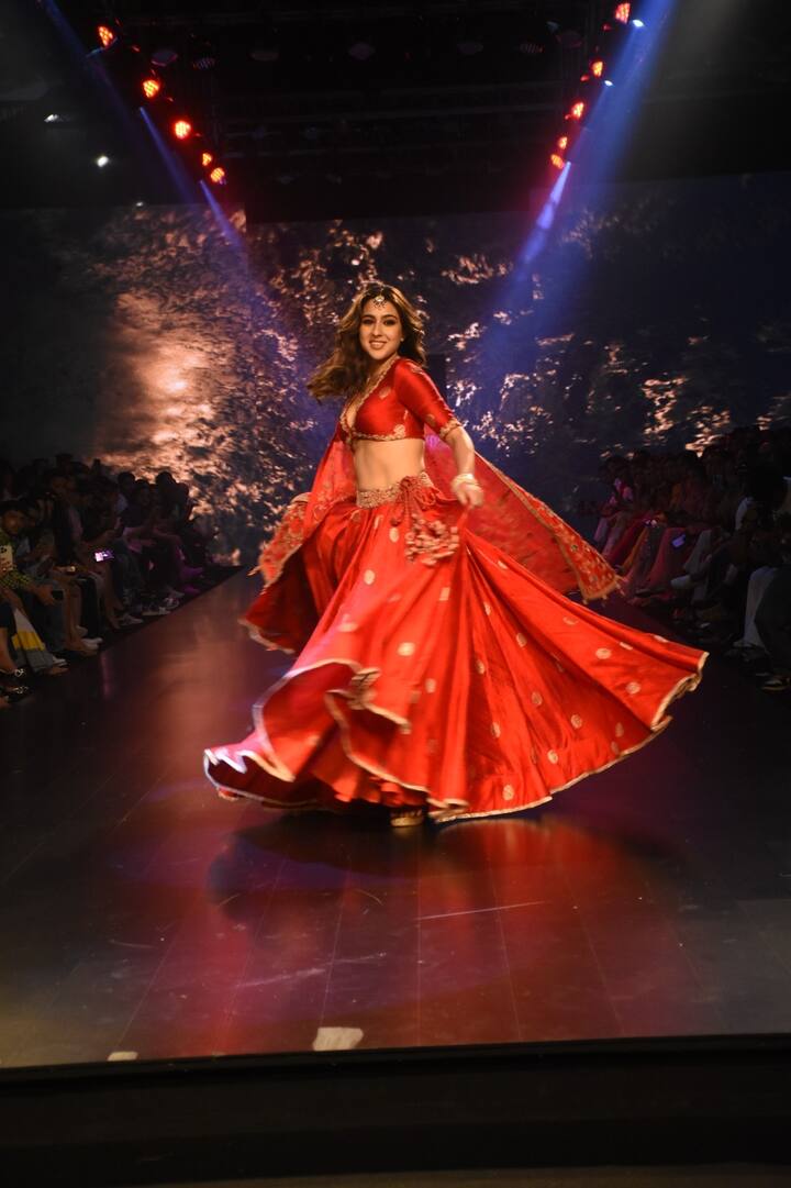 गोल्डन डिटेलिंग वर्क के साथ सारा अली खान ने रेड आउटफिट में खूब बिजलियां गिराई हैं.