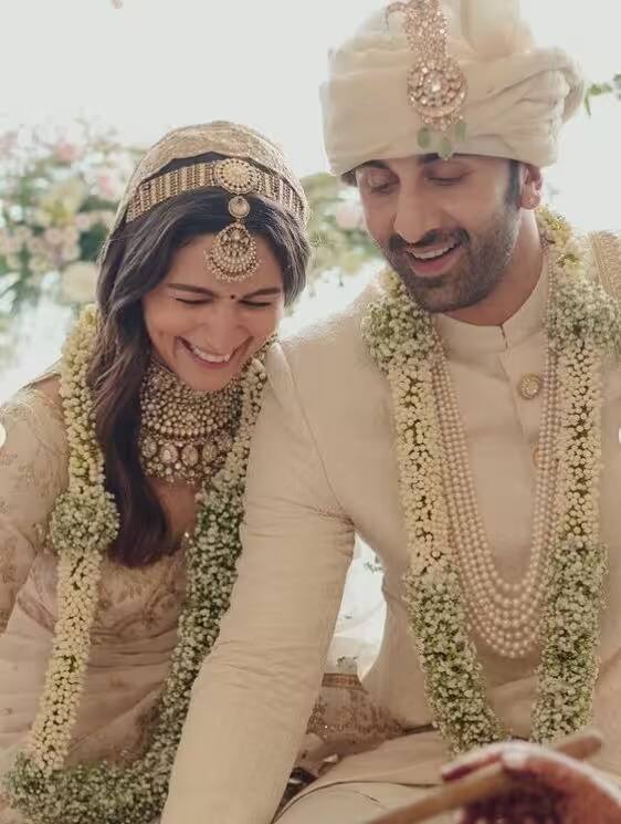 ਆਲੀਆ ਅਤੇ ਰਣਬੀਰ ਦਾ ਪਿਛਲੇ ਸਾਲ ਅਪ੍ਰੈਲ 'ਚ 'ਵਾਸਤੂ' 'ਚ ਇੰਟੀਮੇਟ ਵਿਆਹ ਹੋਇਆ ਸੀ। ਜੋੜੇ ਦੇ ਵਿਆਹ ਵਿੱਚ ਪੂਰੇ ਘਰ ਨੂੰ ਦੁਲਹਨ ਵਾਂਗ ਸਜਾਇਆ ਗਿਆ ਸੀ।