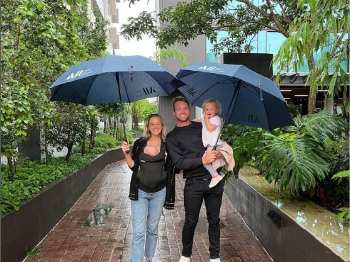 जोस बटलर ने फैसला किया कि जब तक उनका चयन इंग्लैंड की राष्ट्रीय टीम में नहीं हो जाता तब तक वह लुईस से शादी नहीं करेगें. इस बीच लुईस ने भी अपना करियर बनाना मुनासिब समझा. जो बाद में फिटनेस ट्रेनर बनीं.