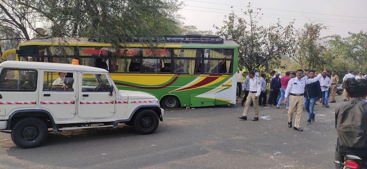 Nashik Accident in Belgaum Dhaga area on Nashik Trimbakeshwar road bus broke divider and hit bike maharashtra news nashik news Nashik Accident : देवदर्शनाहून परतताना काळाचा घाला, बसचा टायर फुटल्याने भीषण अपघात, डिव्हायडर तोडून बस दुचाकीला धडकली! 